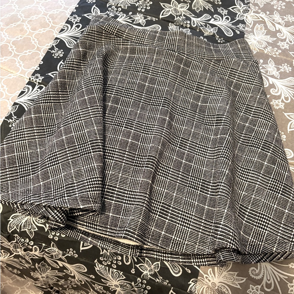 short plaid skirt, color is black and white, Size M 
Worn a couple times.